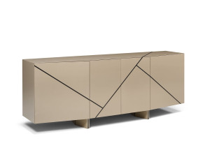 Деревянный шкаф с распашными дверями