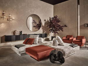 Деревянный шкаф с распашными дверями