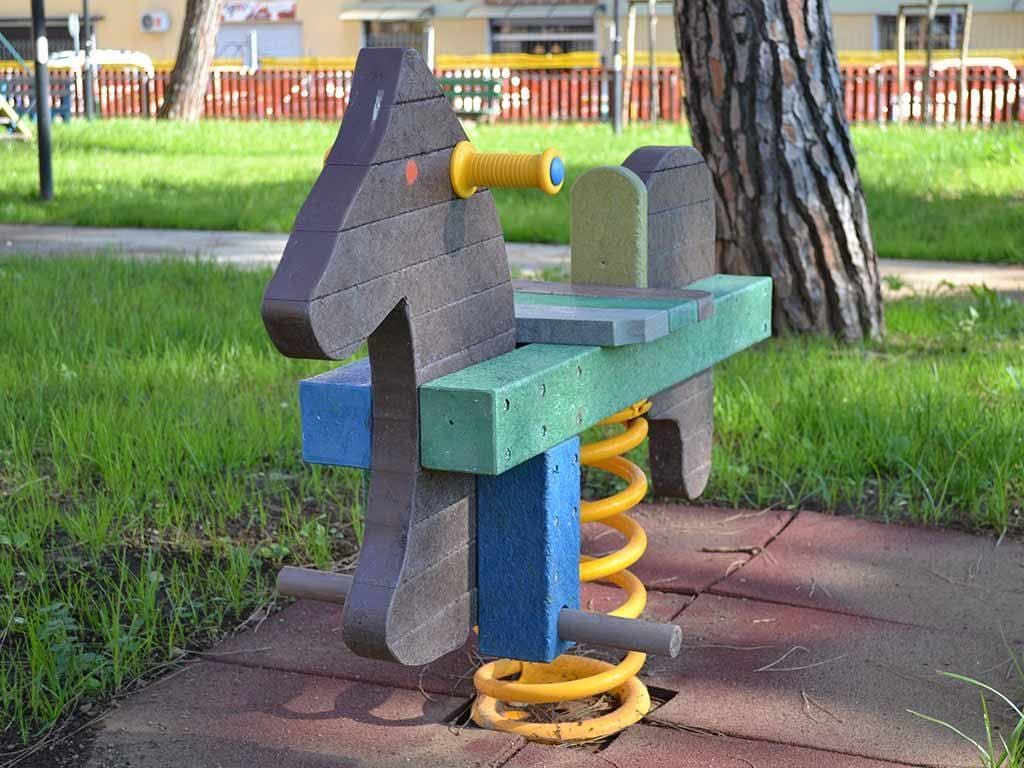 Рециркулированная пластиковая пружинная карусель EUROCOMITALIA CAVALLUCCIO ARCH-00020400 - Вид №1