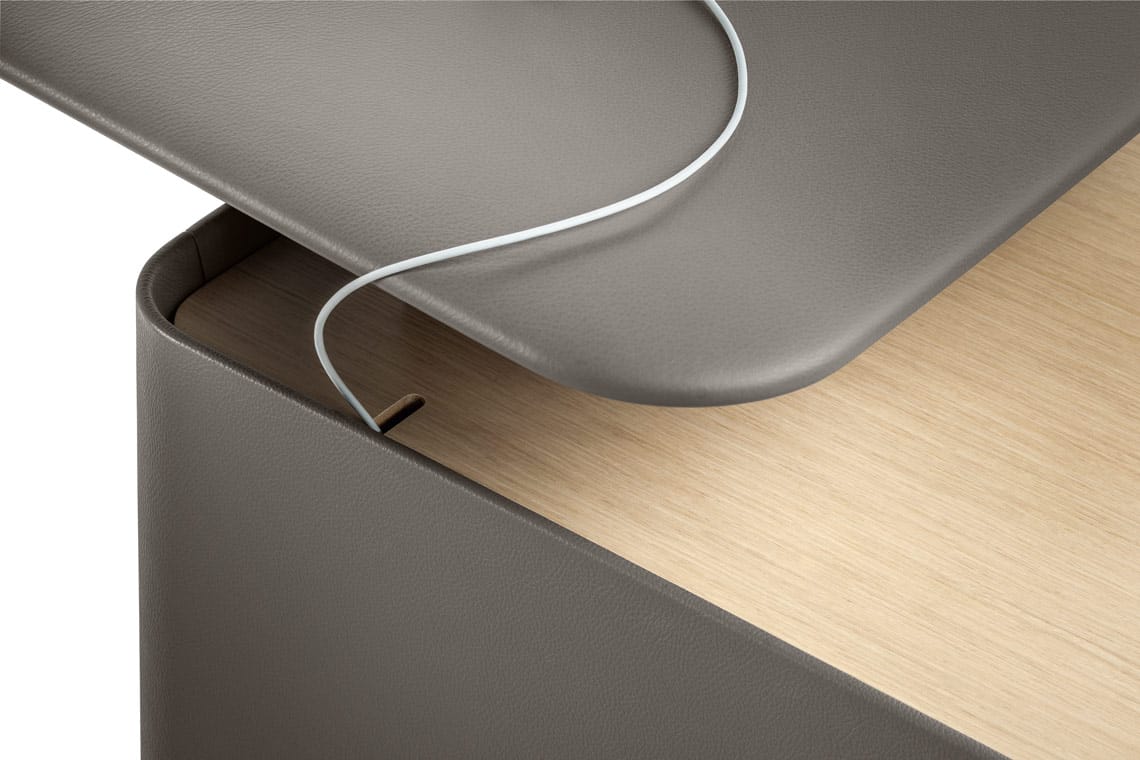 Прямоугольный кожаный исполнительный стол со встроенной полкой Poltrona Frau офис-системы управления ARCH-00118309 - Вид №1