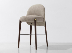 Высокий тканевый стул со спинкой