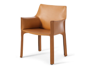 Кожаное кресло с подлокотниками