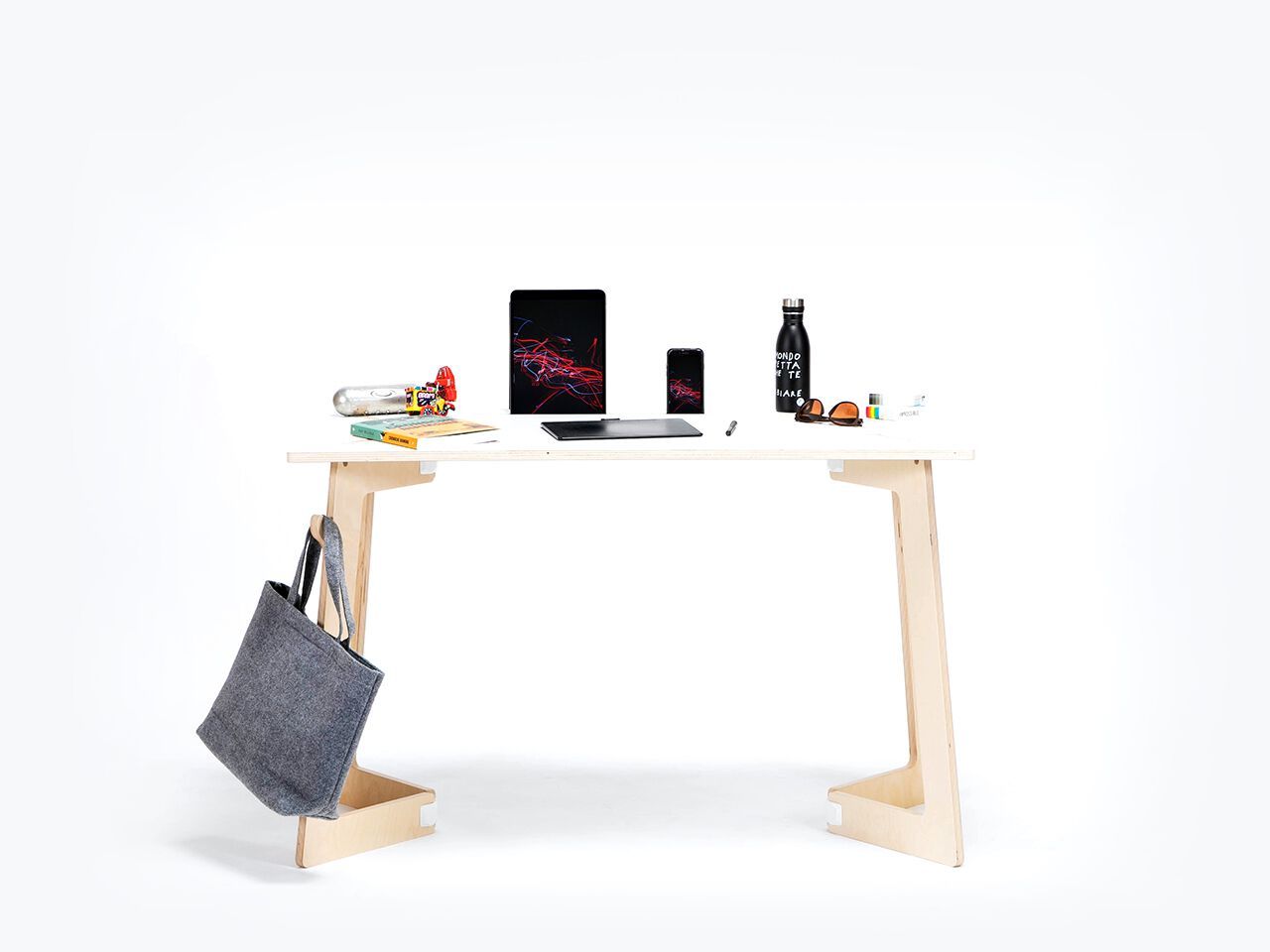 Рабочий прямоугольный стол с системой кабельных втулок Esposit Karya ARCH-00037380