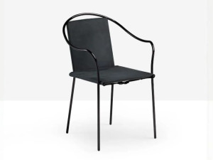 Кожаный стул с подлокотниками