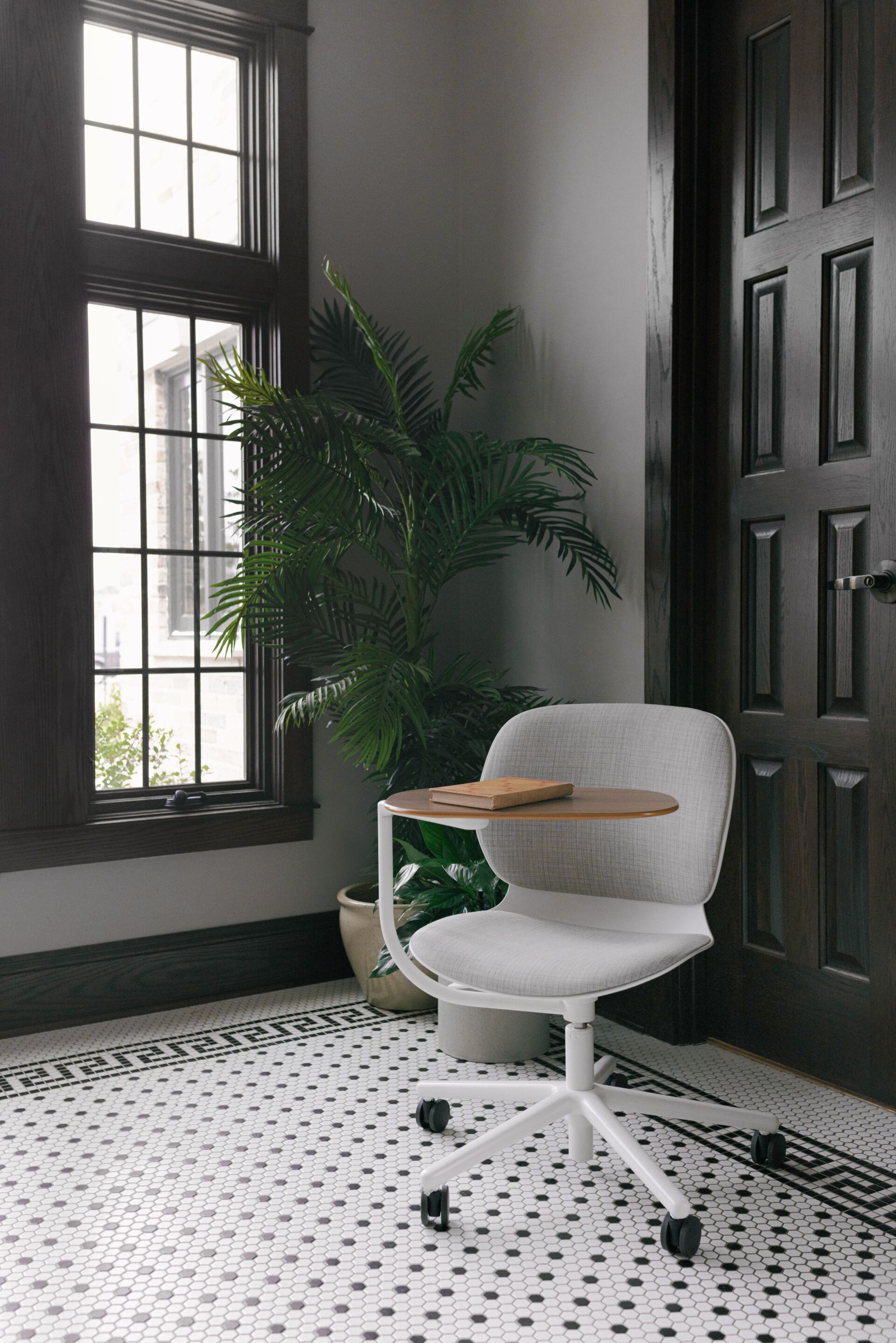 Вращающийся стул для конференций из переработанного материала с опрокидыванием Haworth Maari ARCH-00067380 - Вид №1