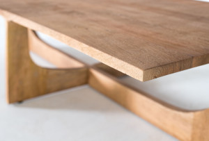 Низкий прямоугольный журнальный столик из манго