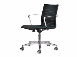 Офисное кресло с сетчатыми колесами и подлокотниками с 5 спицами