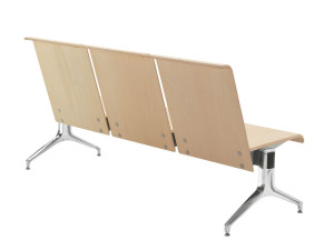 Сидя на деревянном баре