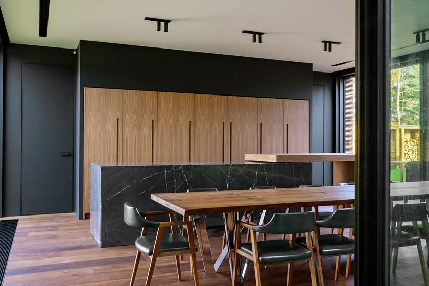 TM Italia Cucine Линейная кухня из орехового дерева каналетто и острова с раздвижной столешницей D90 sun-id-1509750 - Вид №14