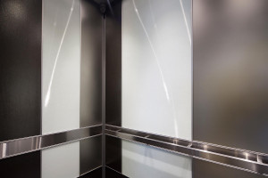 FSRT689 Интерьер лифта Levele-101 с индивидуальной компоновкой панелей; Панели захвата из вивихромового хромисового стекла с серо-коричневой прослойкой и опалексной отделкой, рифленое белое стекло по индивидуальному заказу, индивидуальный керамогранит, не Forms-surfaces 