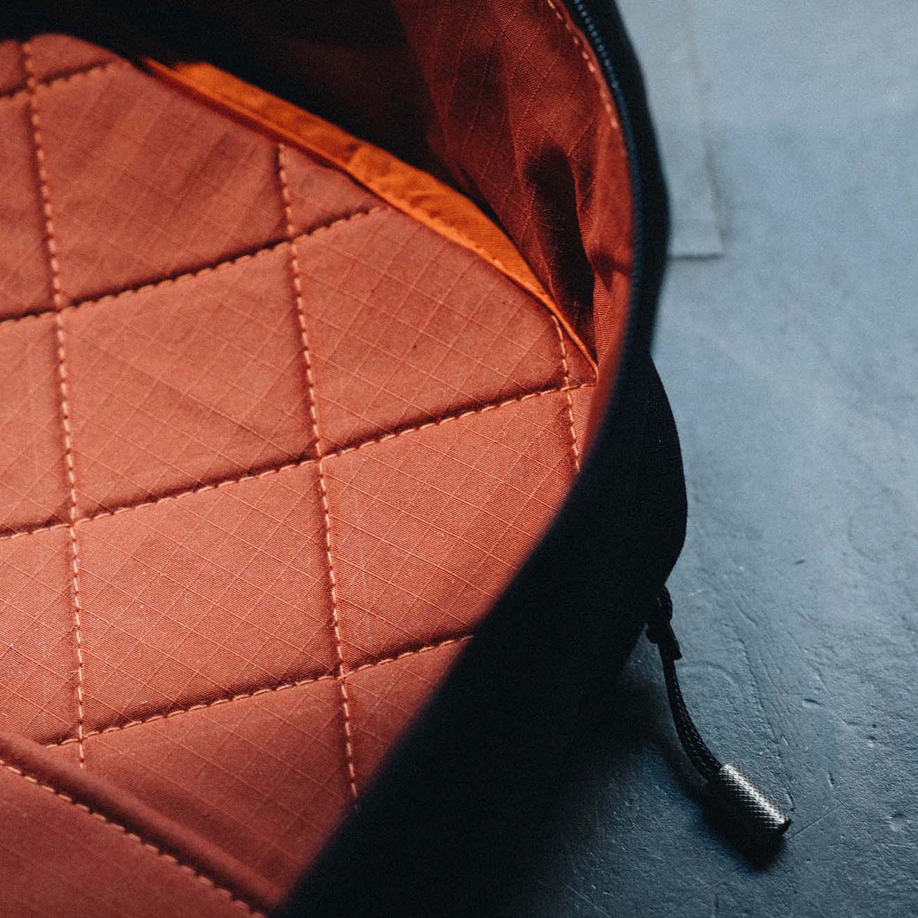 W301BLA-CHA-BRA Everyday Pack 21L - Древесный уголь / Латунь Wingback  - Вид №26