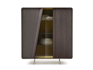 Деревянный шкаф с распашными дверцами