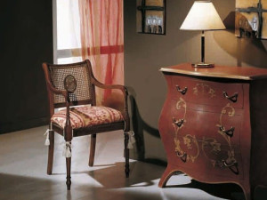 Соломенный стул с подлокотниками