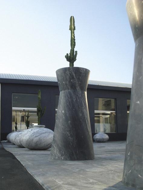 FranchiUmbertoMarmi Высокие кашпо для общественных мест из мрамора Ira sun-id-1421320 - Вид №2