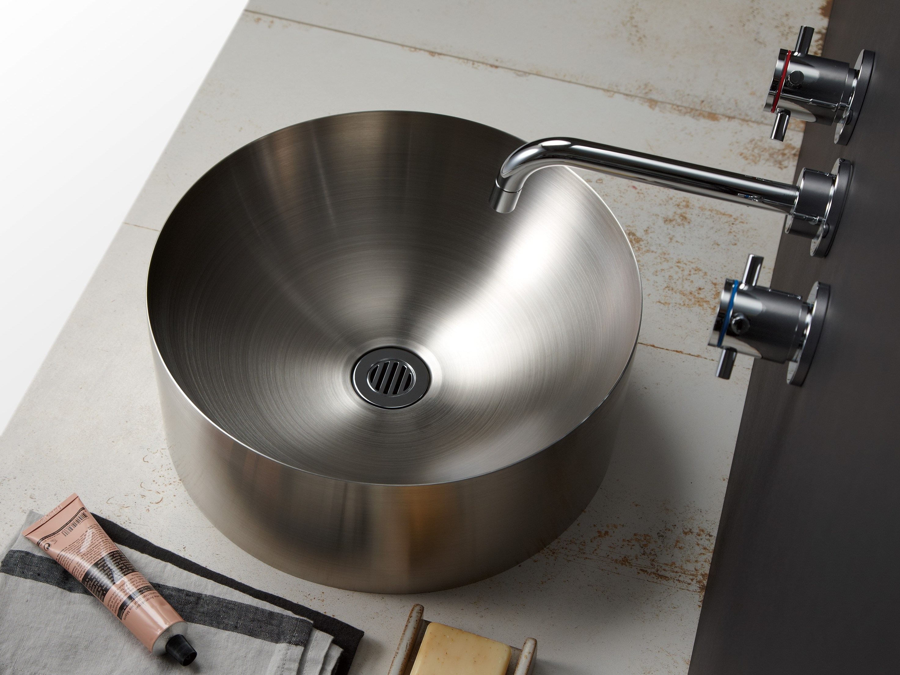 Один круглый металлический умывальник Miratap SPINNING ARCH-00134803