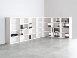 Угловой книжный шкаф в день