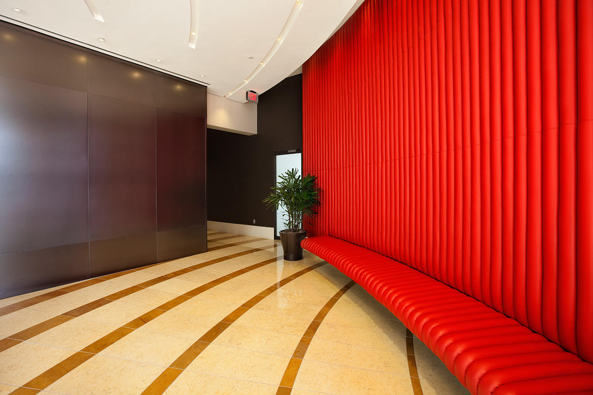 FSRT676 Стеновая система Levele с минимальным количеством панелей; вставки из стекла vivispectra Spectrum с индивидуальной графической прослойкой и стандартной отделкой; нержавеющая сталь, отделка «морской камень»; вивихромовое хромисовое стекло с белой п Forms-surfaces  - Вид №5