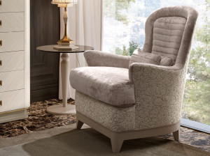 Тканевое кресло с подлокотниками