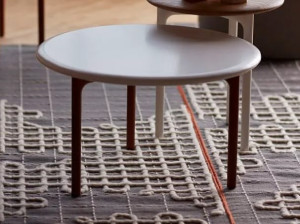 Круглый журнальный столик из массива дуба