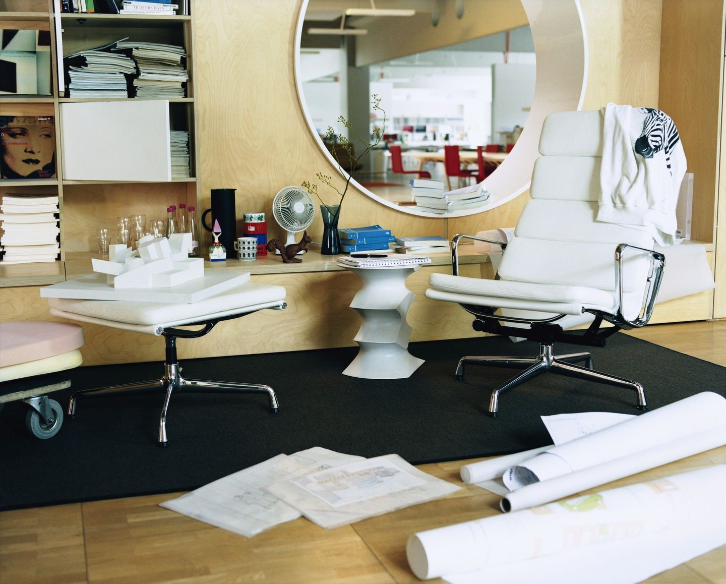 Кожаный спиц поворотный стул с подлокотниками VITRA Eames Soft Pad Group ARCH-00078216 - Вид №12