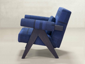 Тканевое кресло с подлокотниками