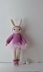 Игрушка Зайка Балеринка "Бэтти" ALABUSHEK TOYS ВЯЗАНЫЕ ИГРУШКИ 017031 Белый;малиновый