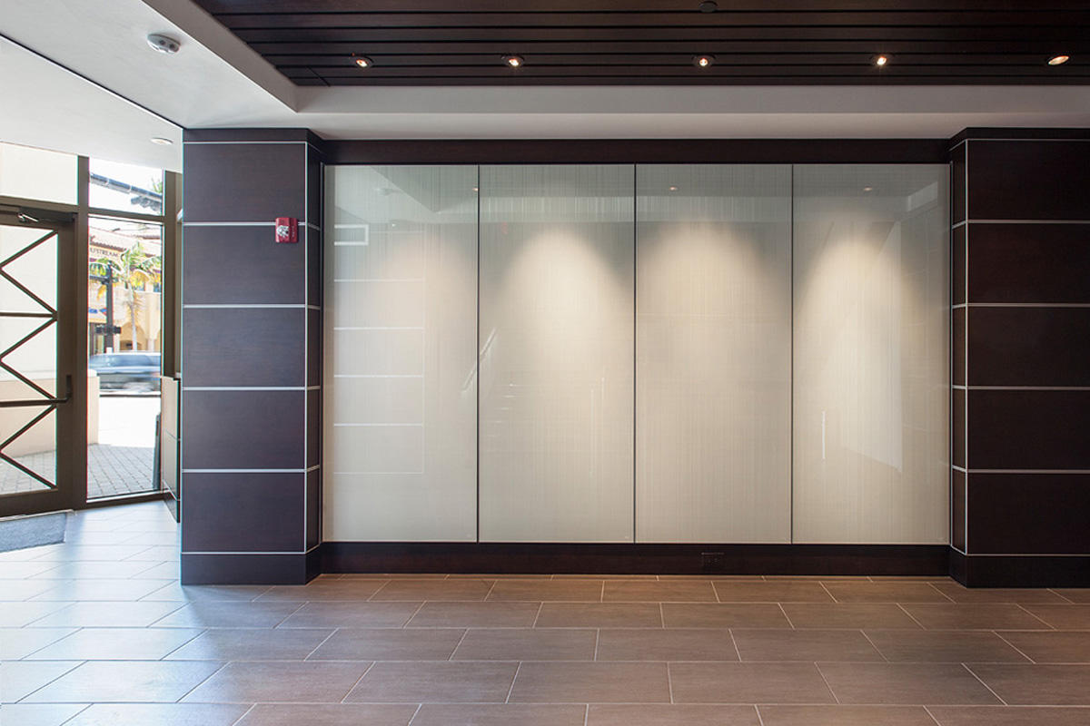 FSRT682 Система облицовки стен Levele с минимальным количеством панелей; вставки из нержавеющей стали, отделка «горный хрусталь»; vivigraphix graphica с прослойкой водорослей и стандартной отделкой; и бамбуковый шпон Forms-surfaces  - Вид №2