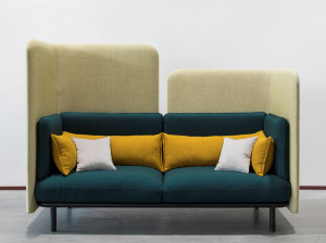 Тканевое кресло с высокой спинкой