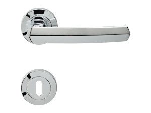 Классическая латунная ручка на розетке с насадкой