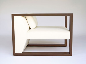 Тканевое кресло с подлокотниками