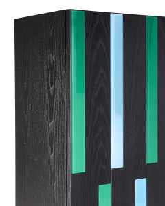 Шкаф из МДФ с распашными дверцами