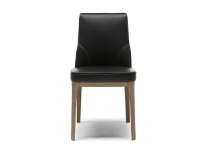 Кожаный стул с высокой спинкой