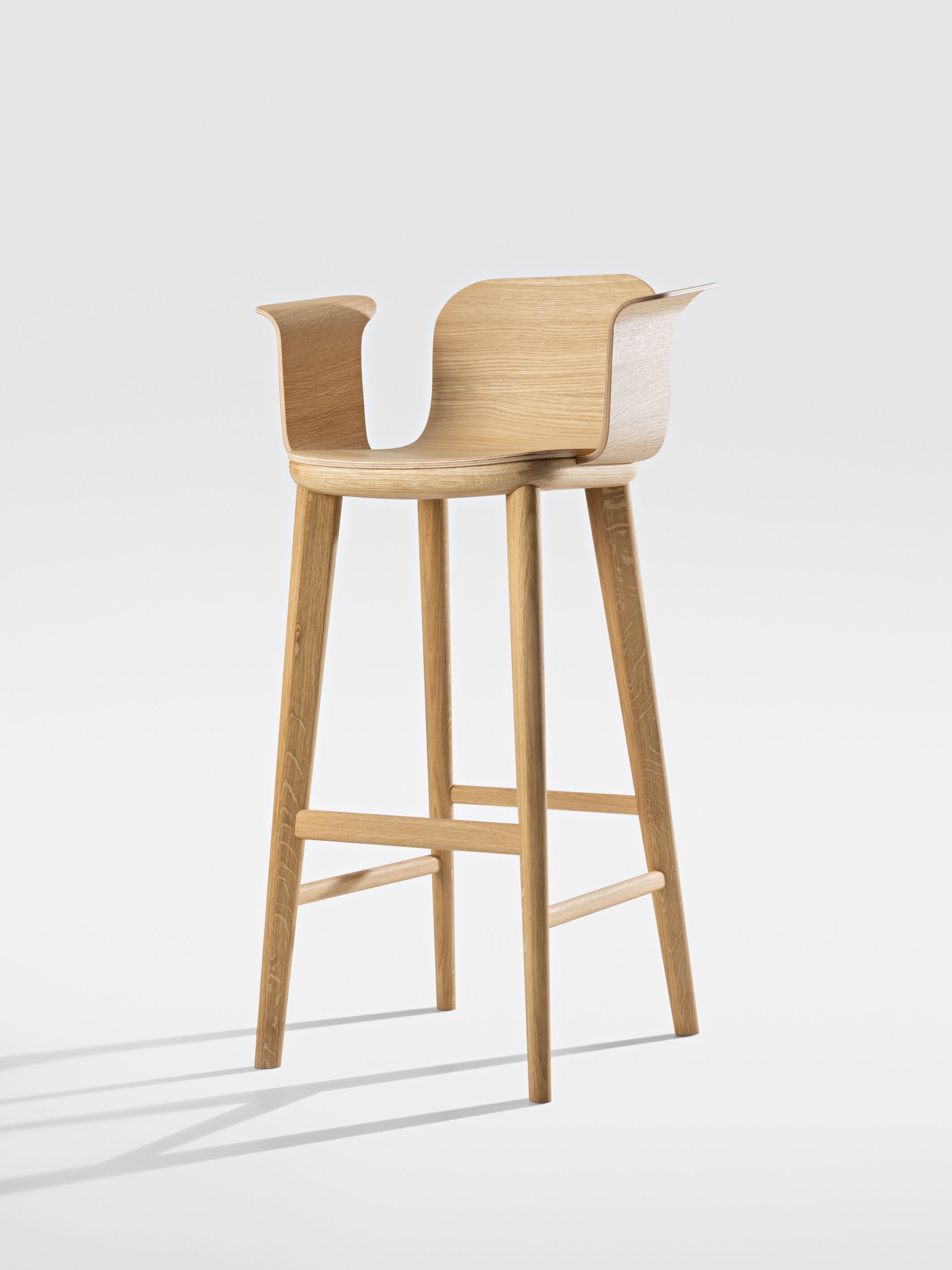 Деревянный табурет с подлокотниками ZEITRAUM Aeon ARCH-00027934 - Вид №1