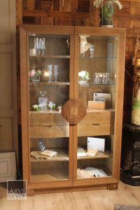Витрина из дерева и стекла