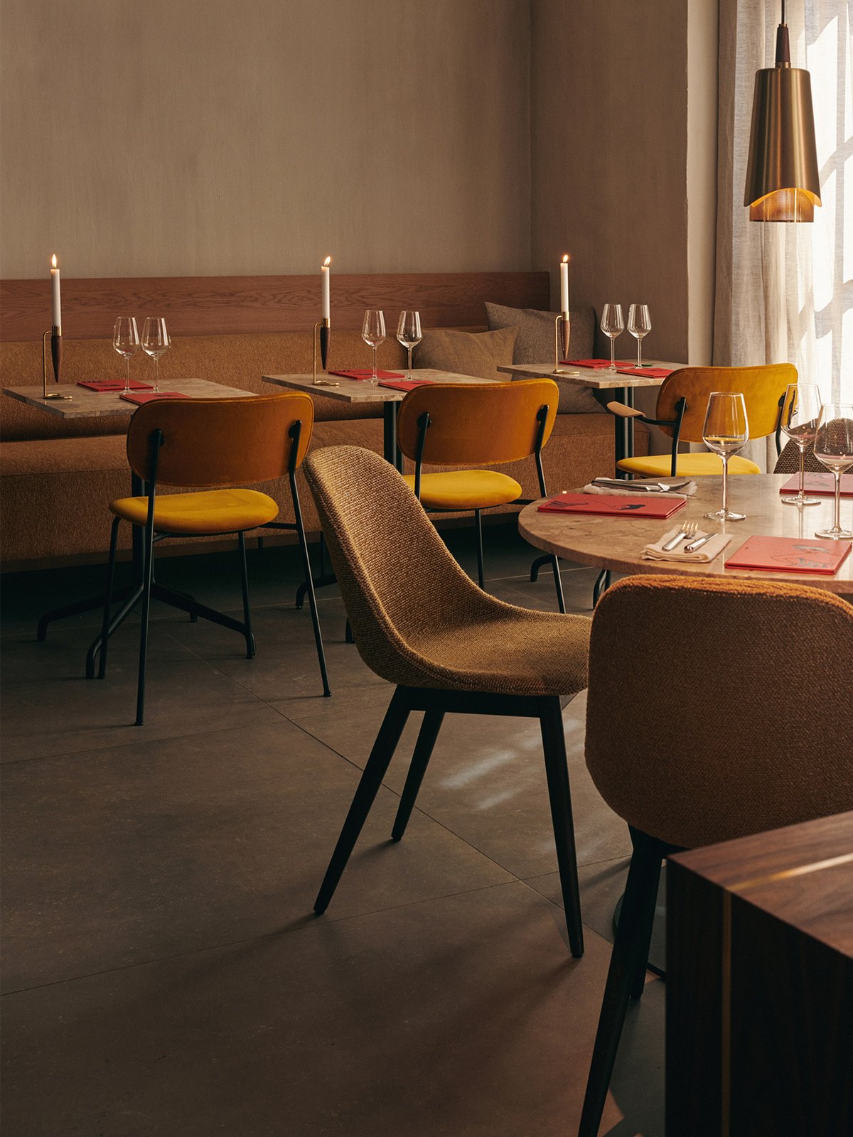 9395001-010M08ZZ MENU Боковой обеденный стул Harbour, деревянная основа, обитый Темный мореный дуб | Ремикс - 233  - Вид №6