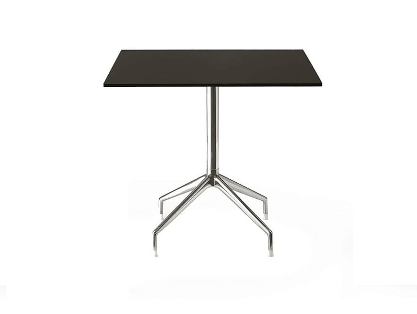 Квадратный стол в HPL для контракта B&B Italia Project ARCH-00097356