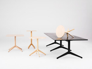 Деревянный стол для совещаний с электрической розеткой