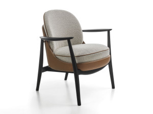 Кресло из ткани и кожи с подлокотниками