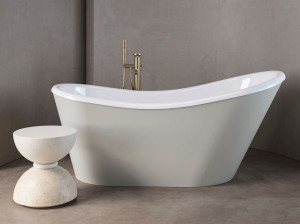 Овальная ванна в центре комнаты