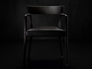 Деревянный стул с подлокотниками