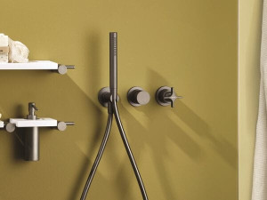 Настенный однорычажный смеситель для ванны с ручным душем