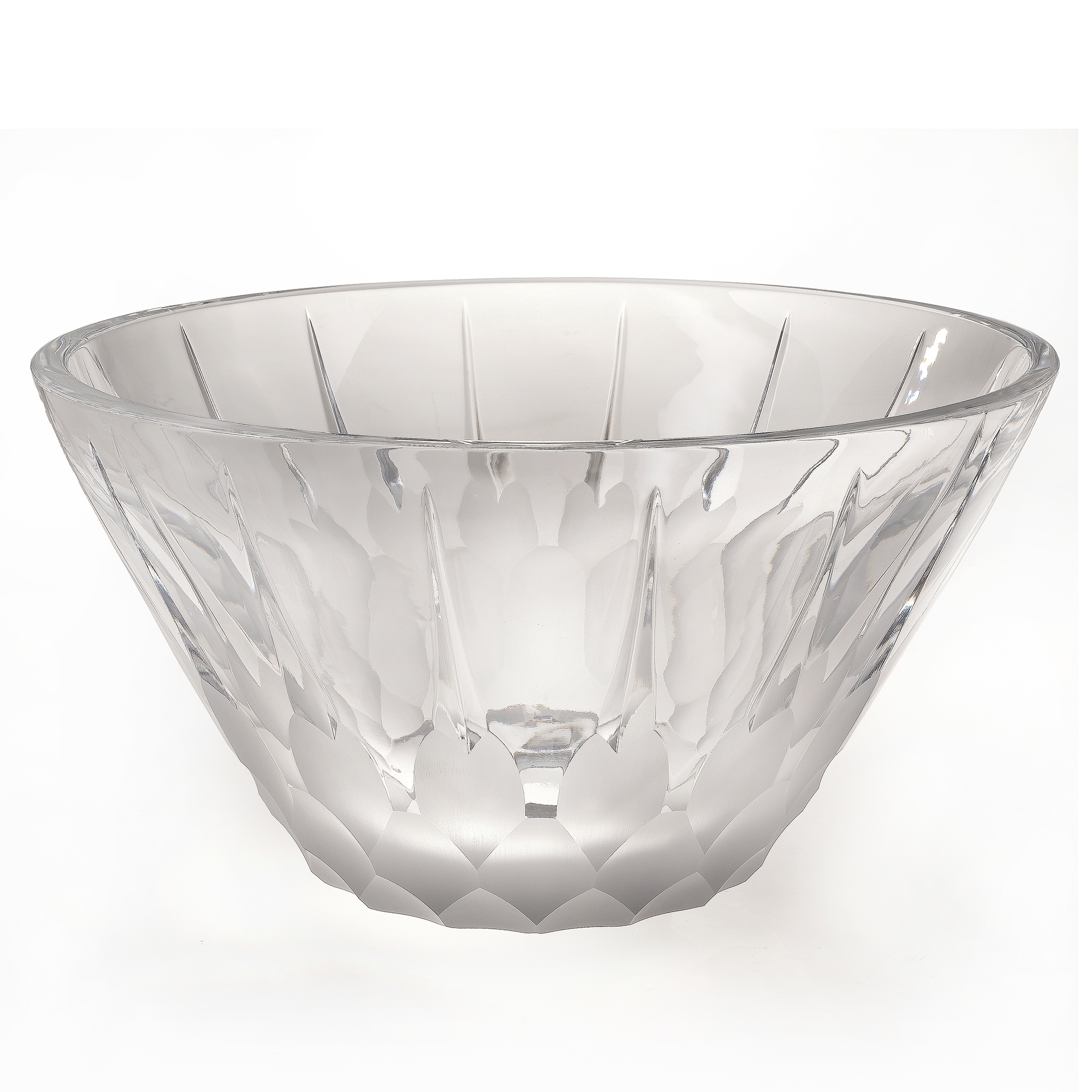 CBART 3SC Умывальник из хрусталя 24% Pbo, выгравированный полностью вручную. Дизайн непрозрачных разрезов внизу и глянцевых в форме лучей вверху напоминает скульптуру из льда.Размеры: диаметр см. 37 — ч. см. 19.5 Умывальник поставляется с латунным кольцом Treesseci 3SC CLASSICO