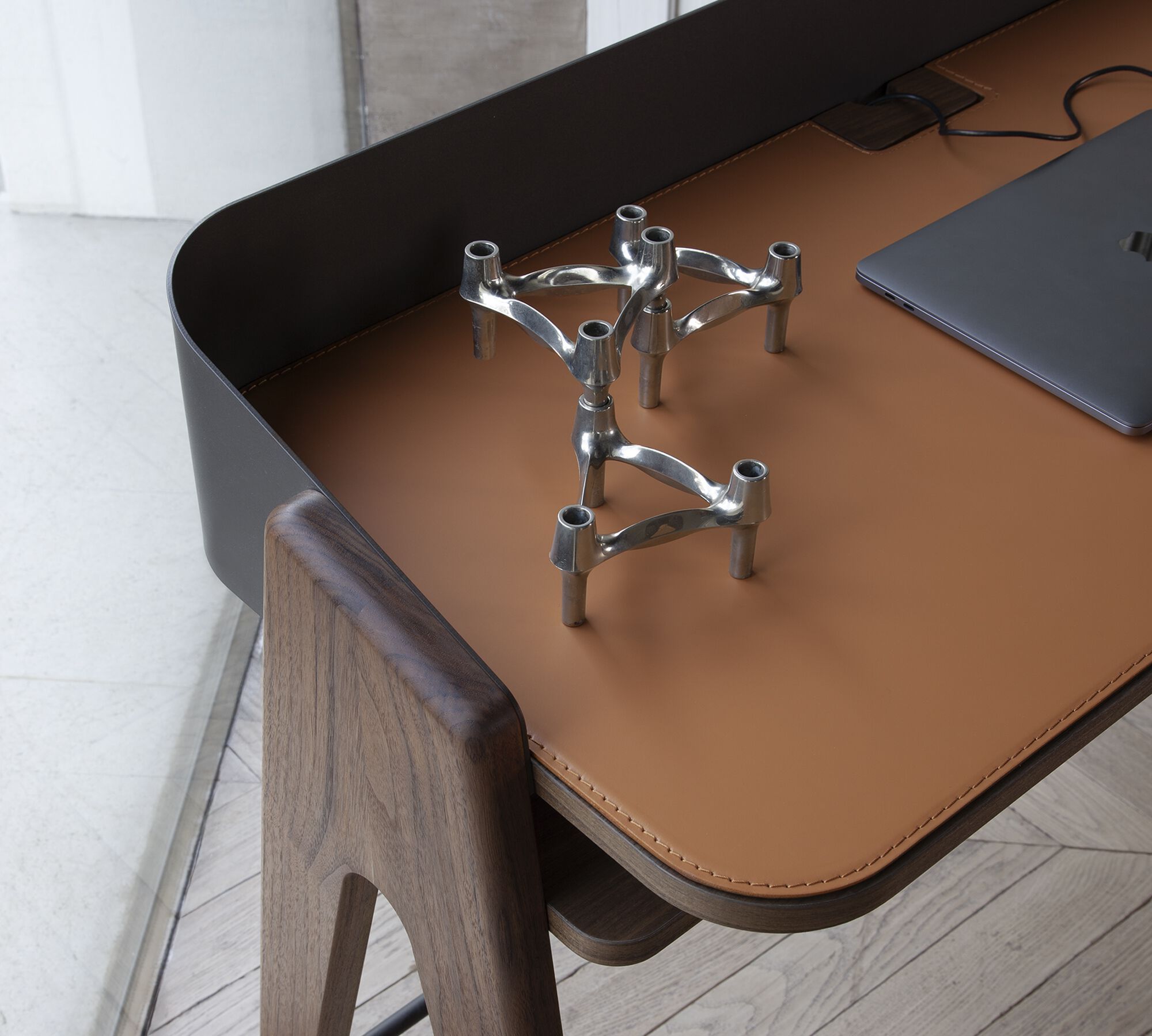 Грецкий орех письменный стол и кожаный коврик Morica Design ARCH-00002931 - Вид №5