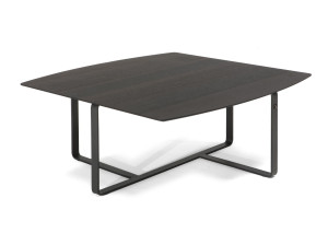 Низкий квадратный журнальный столик с деревянной столешницей