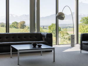 Квадратный низкий журнальный столик