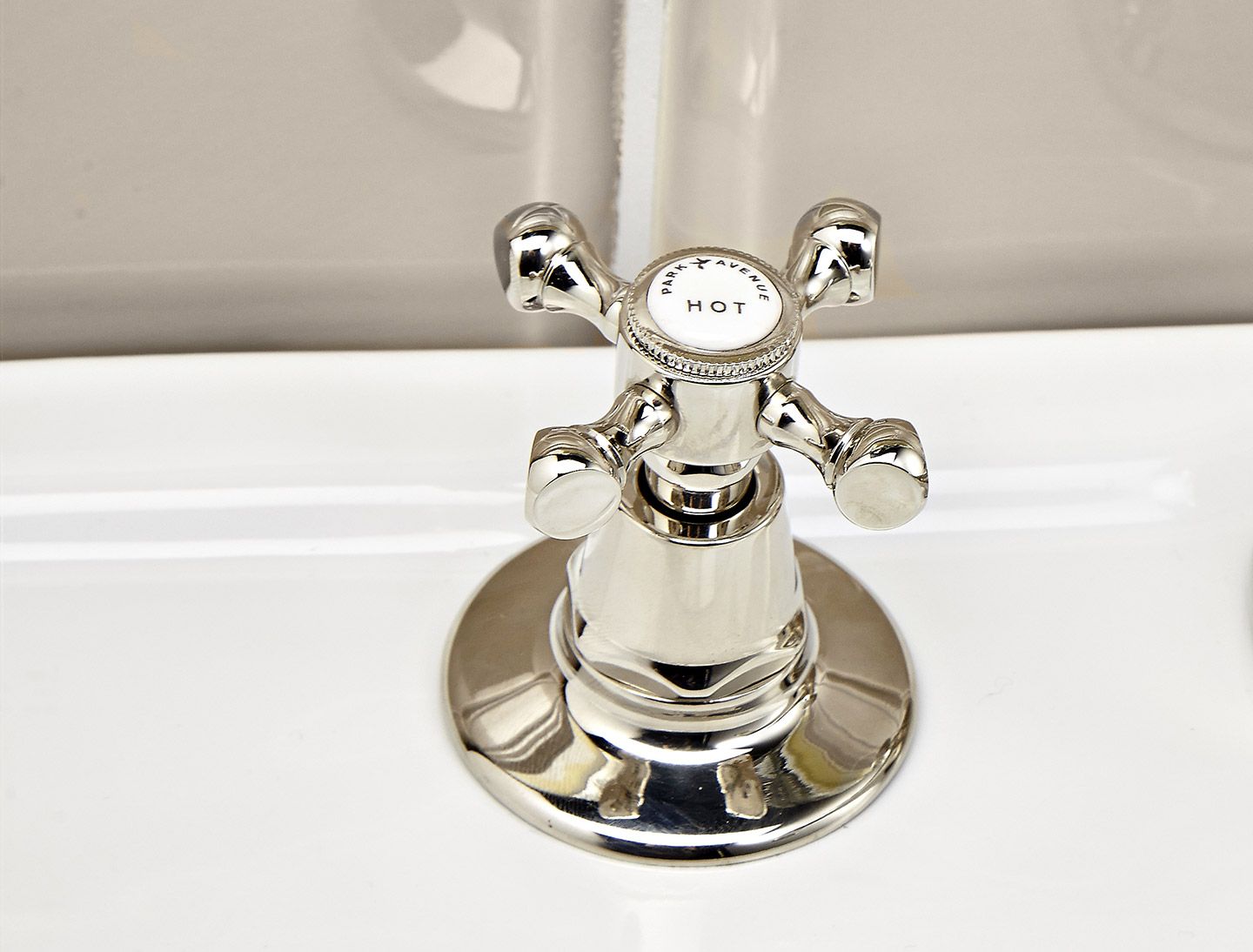 Смеситель для биде с 3 отверстиями для пола с поворотным горлышком Park Avenue Hopkins ARCH-00102635