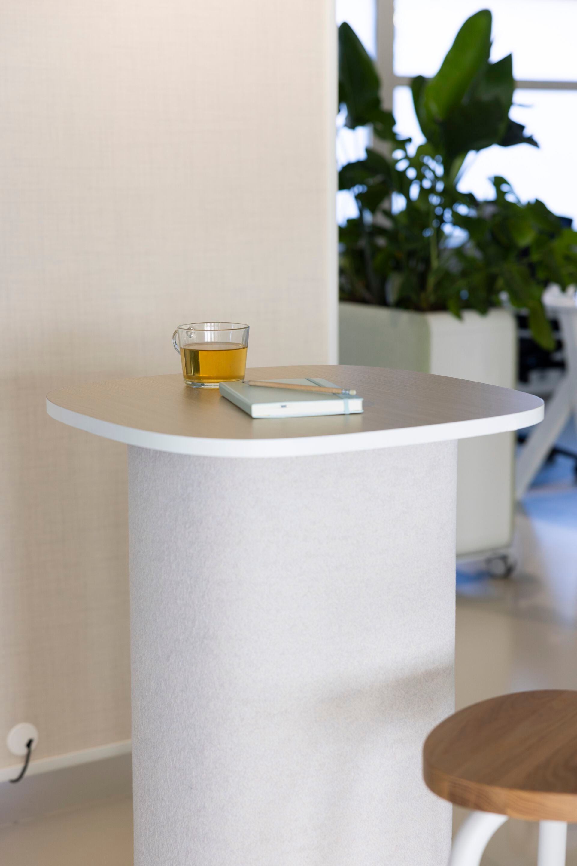 Высокий квадратный тканевый журнальный столик с деревянной столешницей Cascando Pully ARCH-00122240 - Вид №3