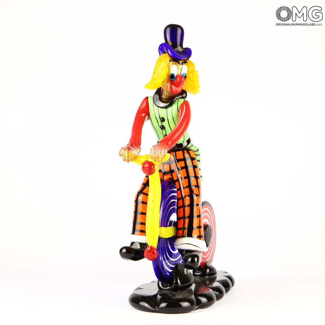 2569 ORIGINALMURANOGLASS Статуэтка Клоун на красно-синем велосипеде - муранское стекло OMG 13 см  - Вид №1