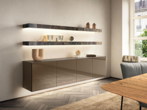 Стеклянный подвесной шкаф со встроенным освещением