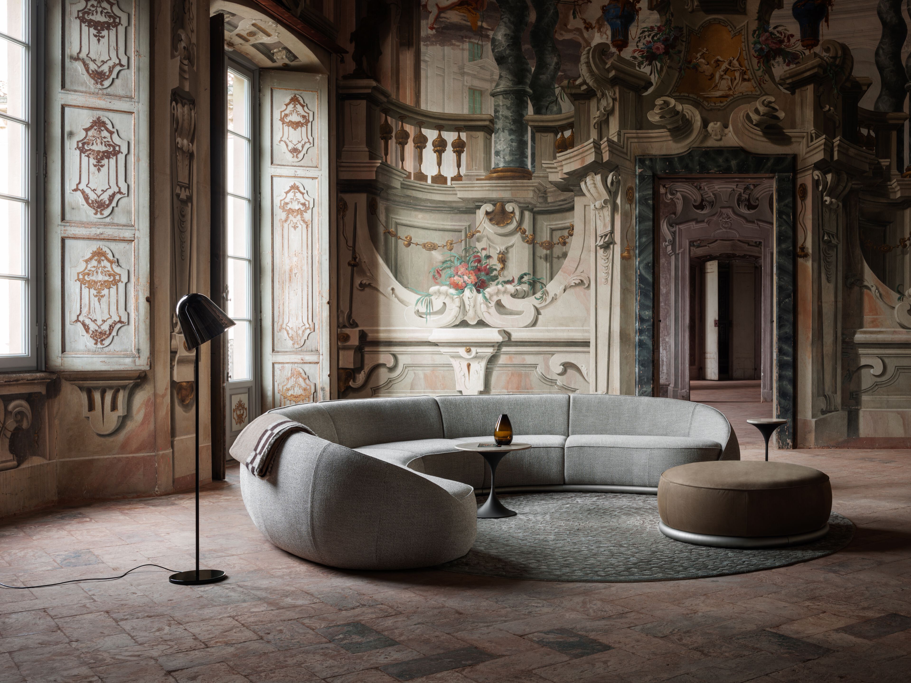 5-местный изогнутый тканевый диван GHIDINI1961 объятия ARCH-00095209 - Вид №1